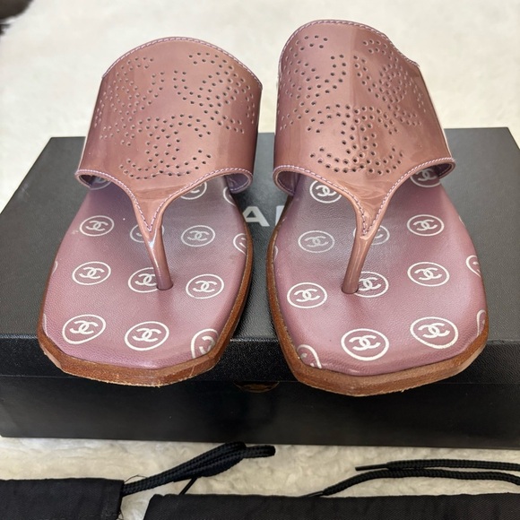 Chanel CC Logo Interlocking Purple Patent Leather Thong Sandals EU 37.5 - Picture 6 of 16